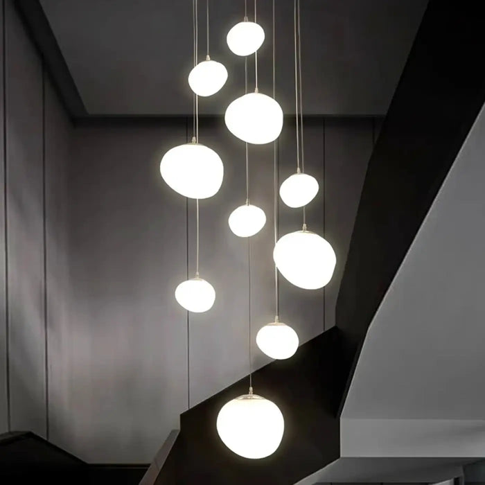 Suspension Blanche pour Escalier sur Plusieurs Étages