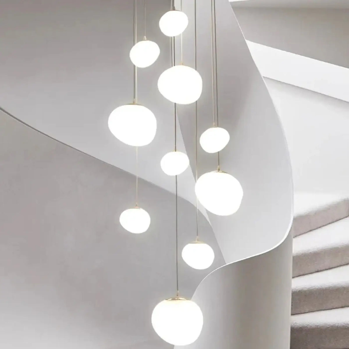 Suspension Blanche pour Escalier sur Plusieurs Étages