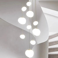 Suspension Blanche pour Escalier sur Plusieurs Étages