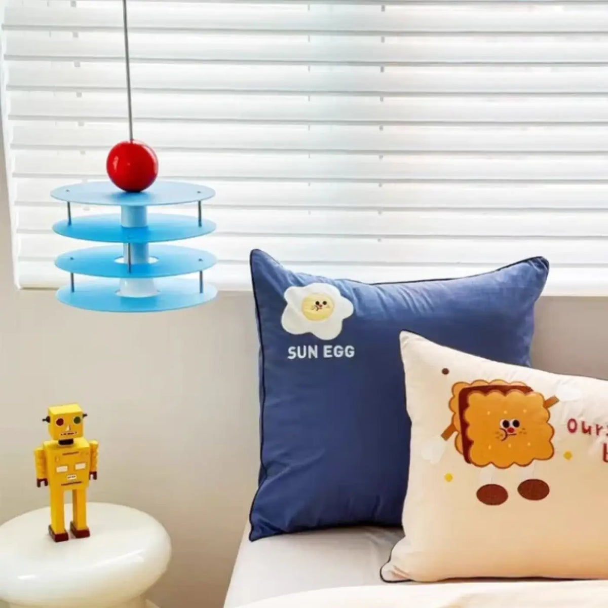 Suspension Enfant Bleue au Design Créatif