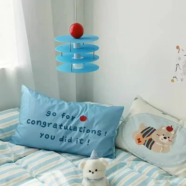 Suspension Enfant Bleue au Design Créatif