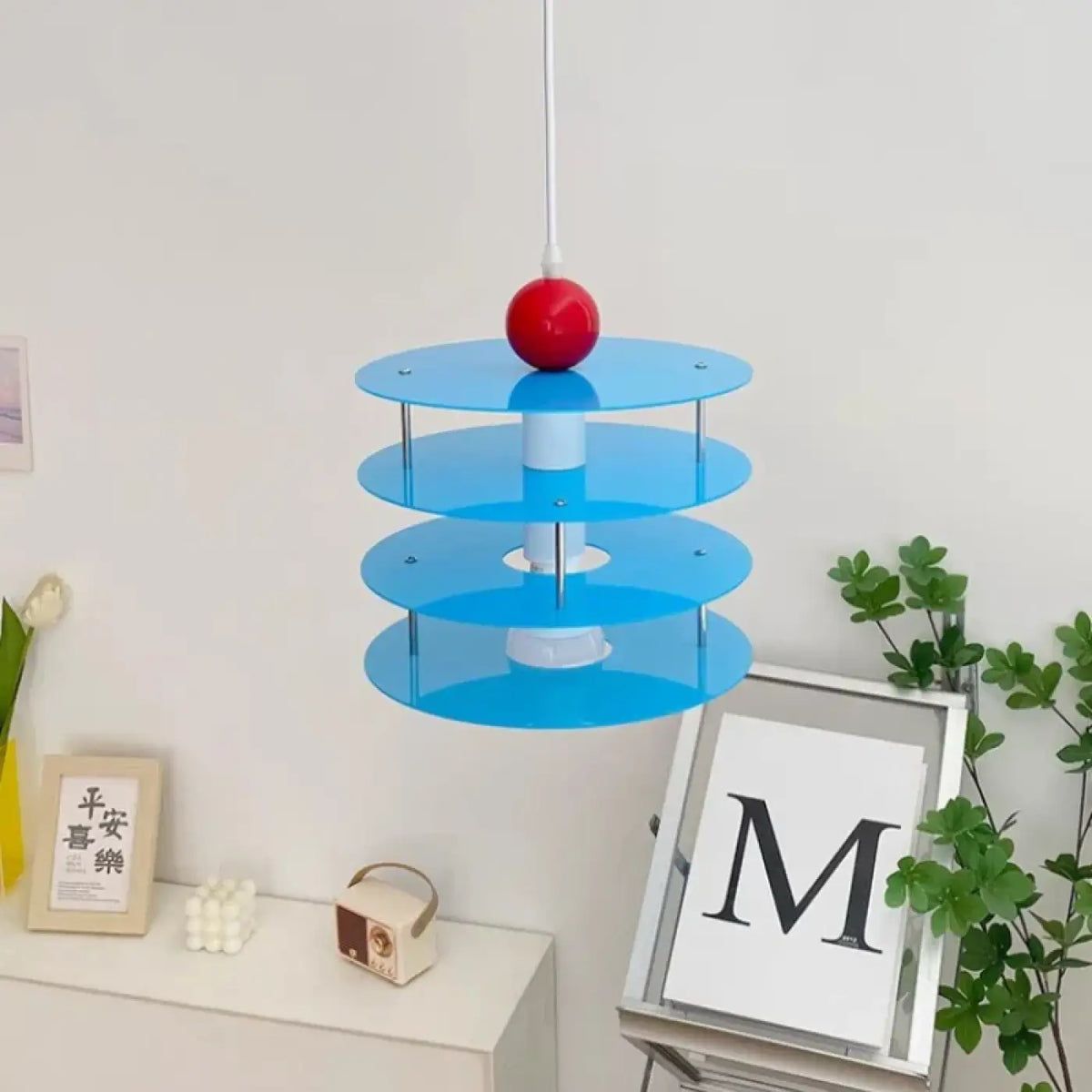 Suspension Enfant Bleue au Design Créatif