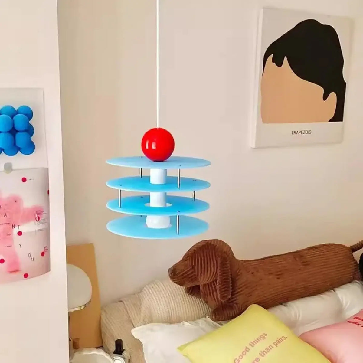 Suspension Enfant Bleue au Design Créatif