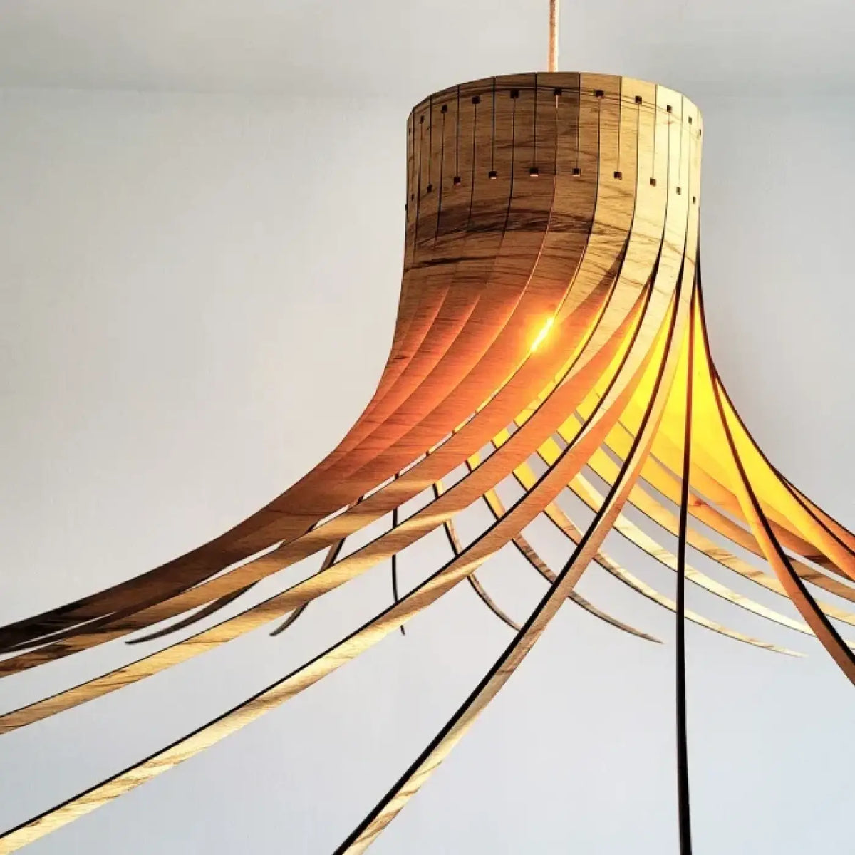 Détail du câble en lin de la suspension en bois Mila, vue 9