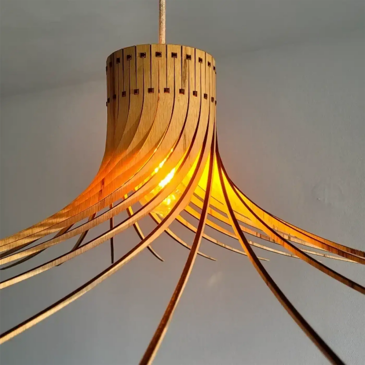 Suspension en bois beige Mila suspendue au-dessus d'une table à manger, vue 14