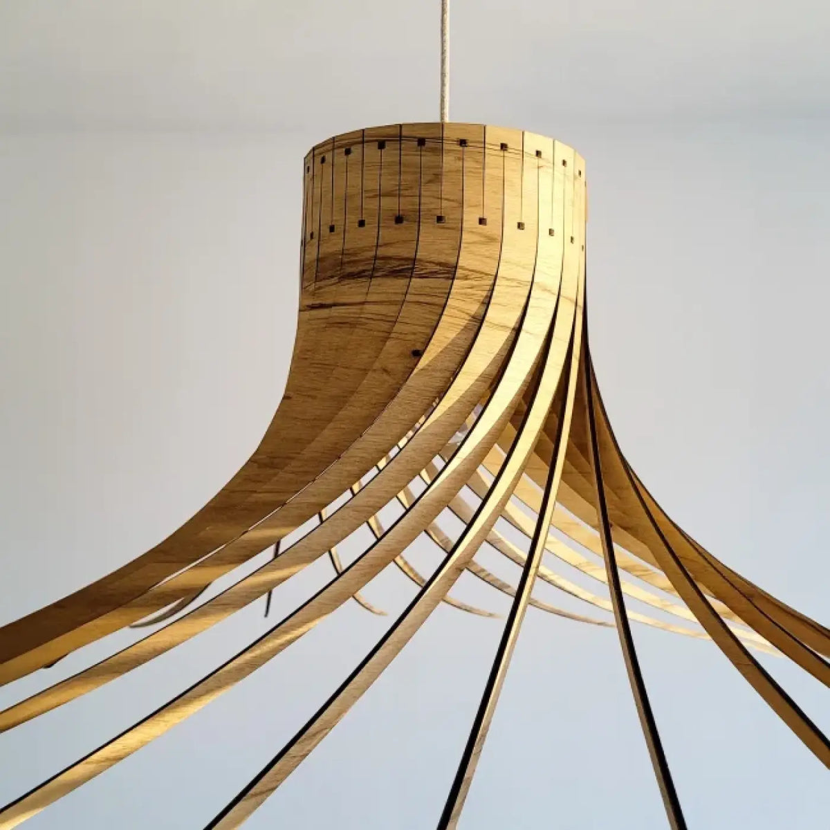 Suspension en bois beige Mila suspendue au-dessus d'une table à manger, vue 8