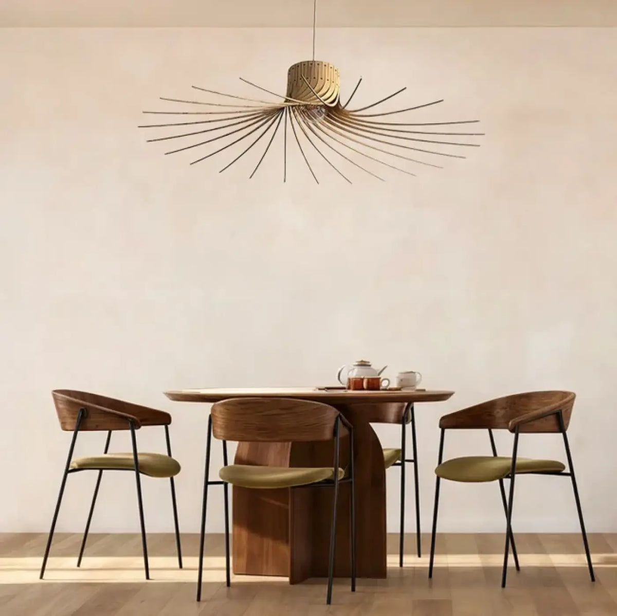 Suspension en bois beige Mila suspendue au-dessus d'une table à manger