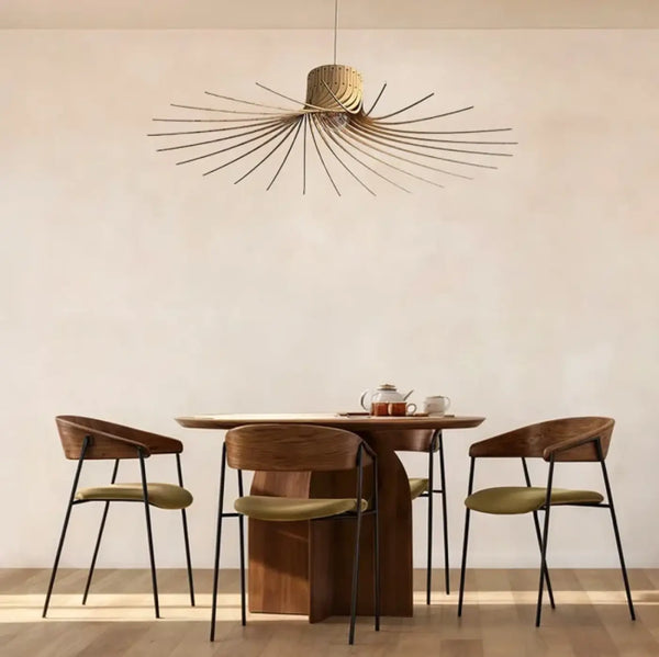 Suspension en bois beige Mila suspendue au-dessus d'une table à manger