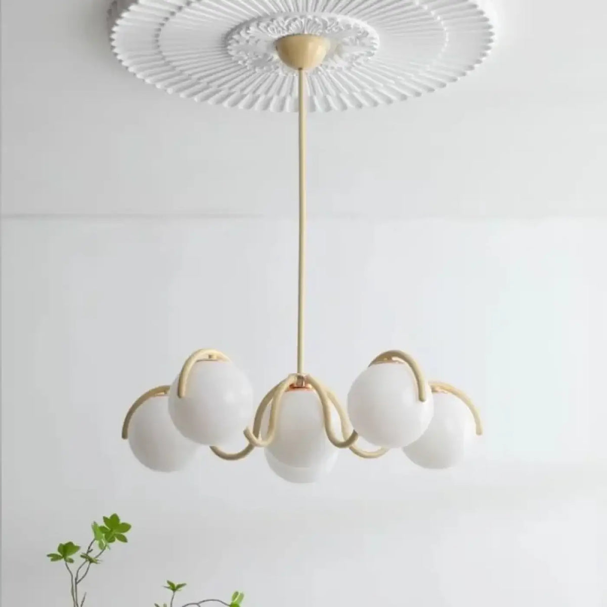 Lampe Suspendue à 6 Boules Blanches avec Support Coloré