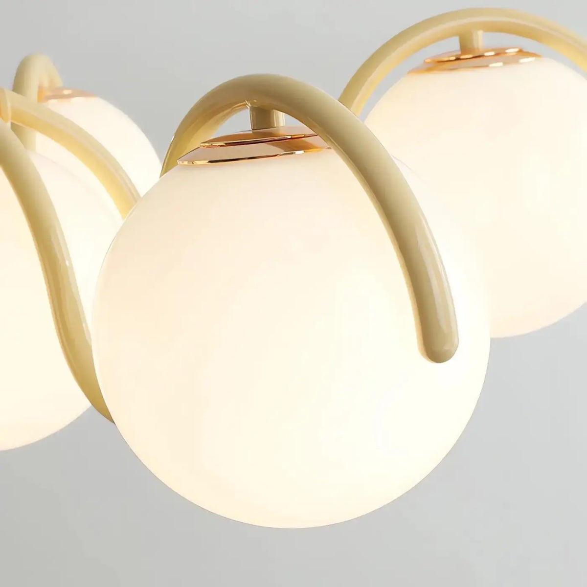 Lampe Suspendue à 6 Boules Blanches avec Support Coloré