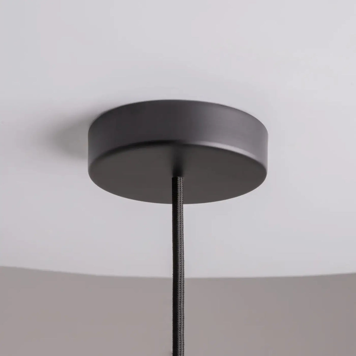Alignement de suspensions tube bicolore au-dessus d'un îlot de cuisine