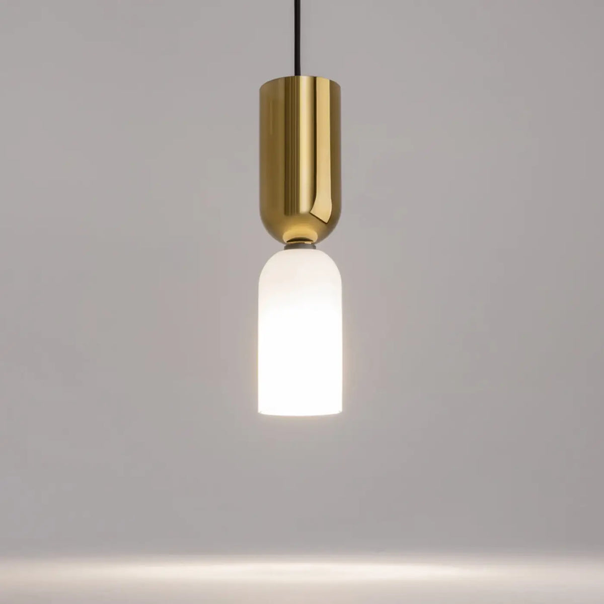 Suspension tube bicolore noire et acier pour intérieur scandinave