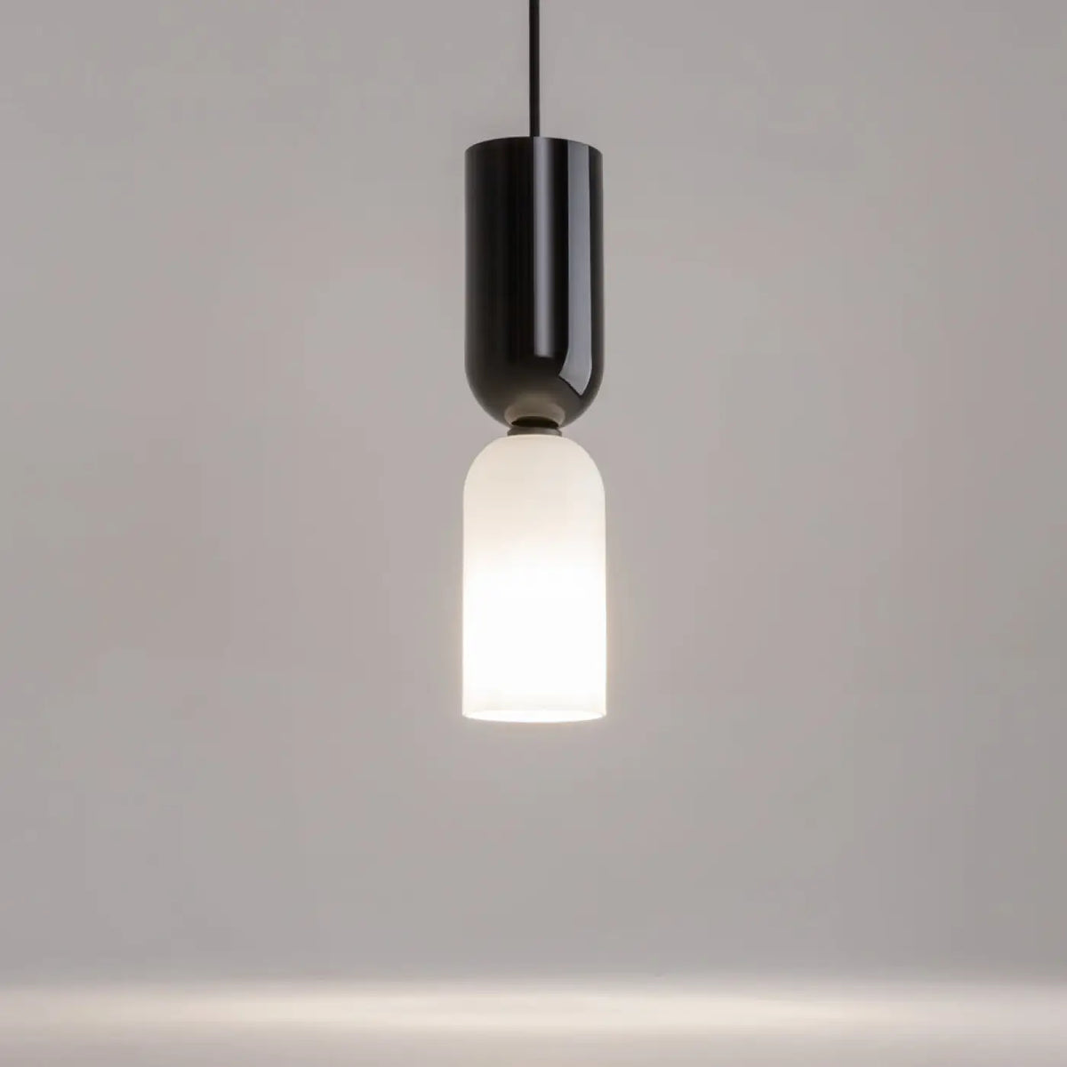 Détail du diffuseur en verre de la suspension tube bicolore