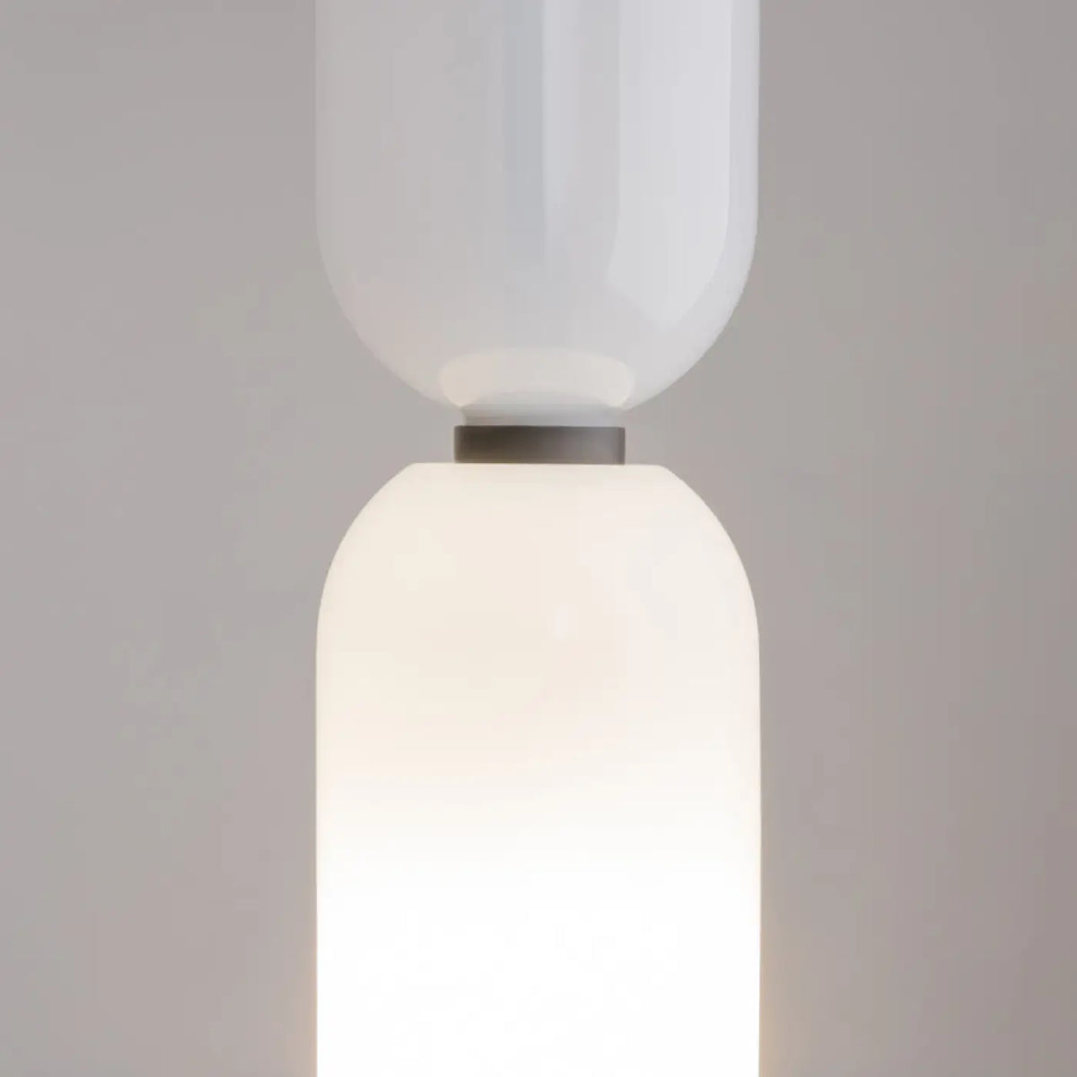 Alignement de suspensions tube bicolore au-dessus d'un îlot de cuisine, vue 11