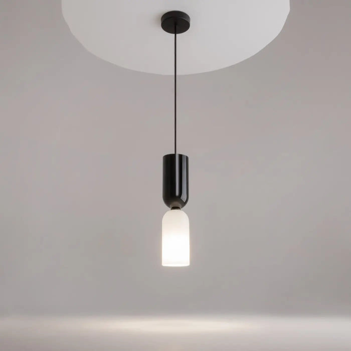 Suspension tube bicolore en verre et métal noir suspendue au plafond