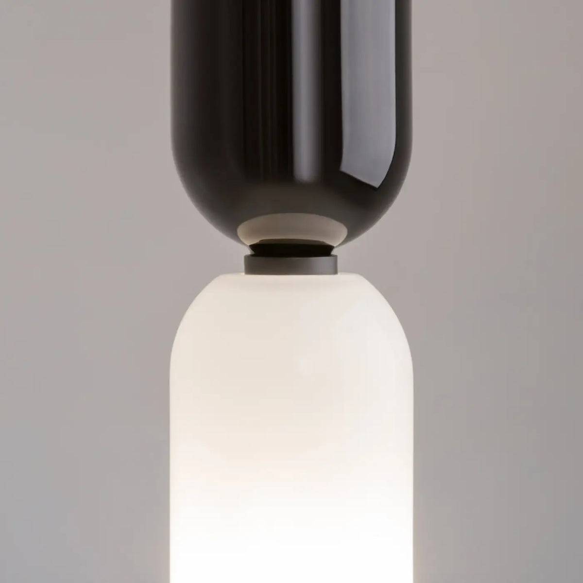 Suspension tube bicolore blanche installée en paire au chevet
