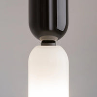 Suspension tube bicolore blanche installée en paire au chevet