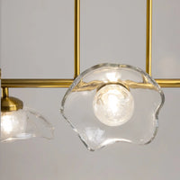 Éclairage chaleureux d'une suspension linéaire dorée au style Art déco