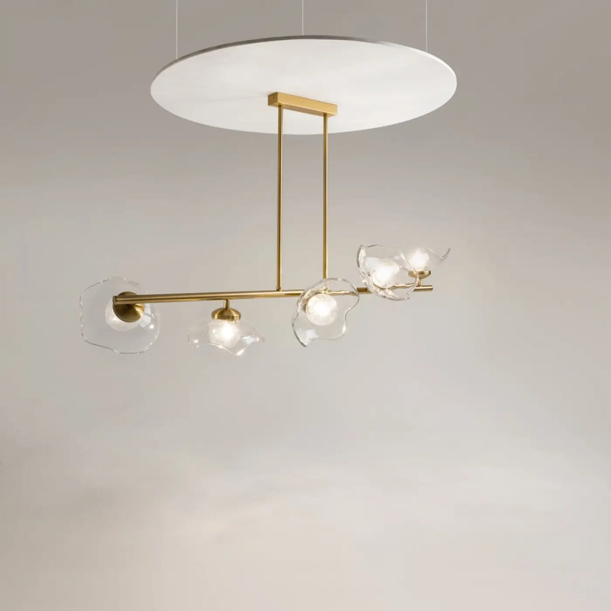 Détail des cinq diffuseurs de la suspension linéaire dorée vintage