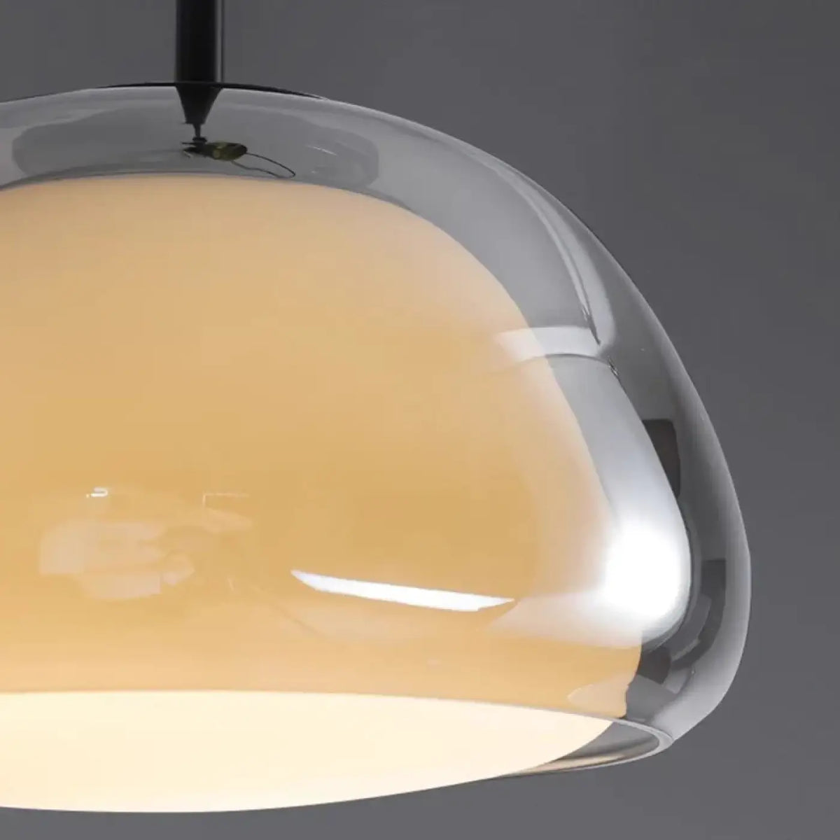 Suspension Trois Lampes en Verre Opalin et Barre Noire