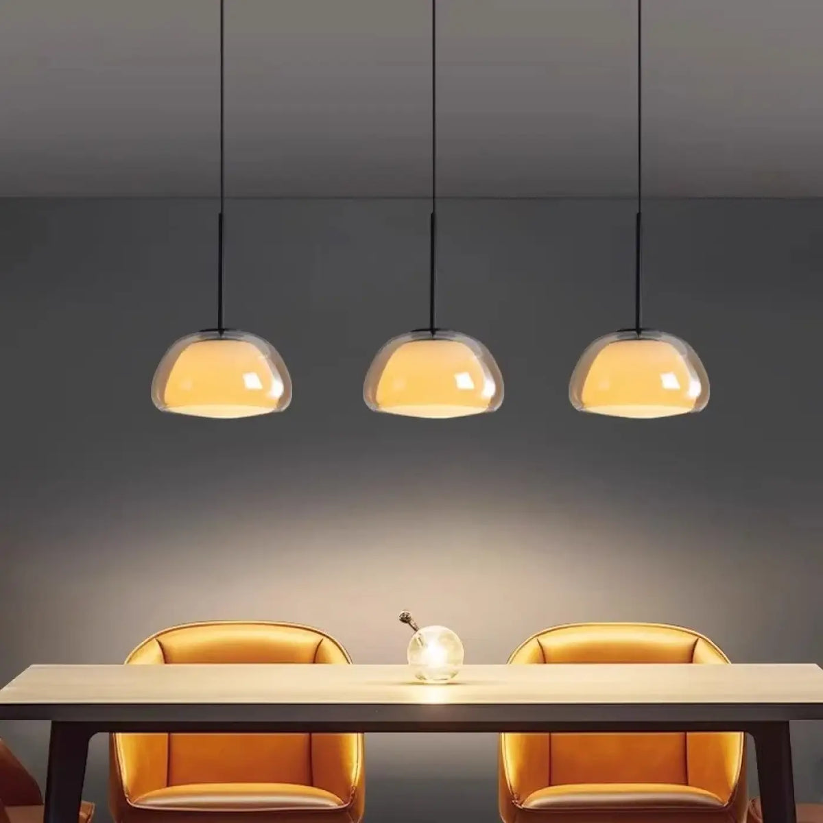 Suspension Trois Lampes en Verre Opalin et Barre Noire