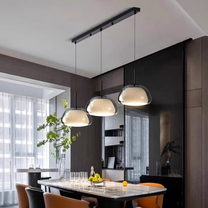 Suspension Trois Lampes en Verre Opalin et Barre Noire