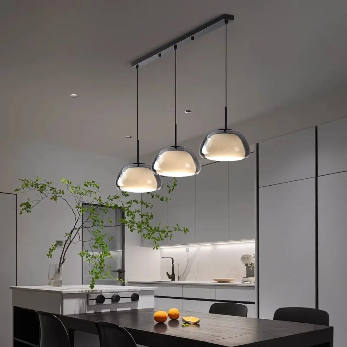 Suspension Trois Lampes en Verre Opalin et Barre Noire