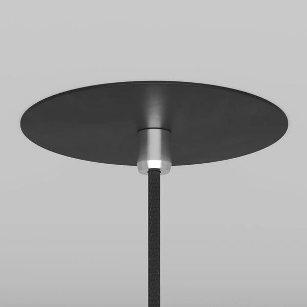Suspension cône blanche suspendue au plafond dans un intérieur épuré