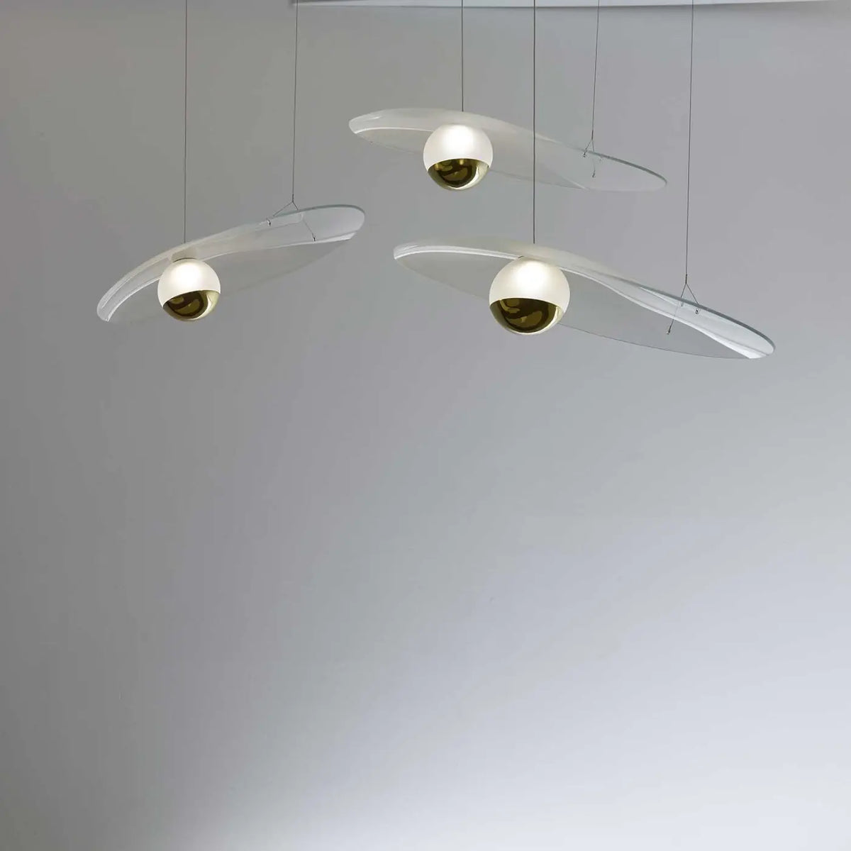 Suspension en cristal Nacre finition Argent dans un salon lumineux