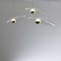 Suspension en cristal Nacre finition Argent dans un salon lumineux