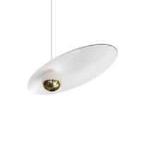 Suspension en cristal Rose éclairant une chambre contemporaine