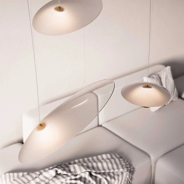 Suspension en cristal Nacre au-dessus d'une table à manger design