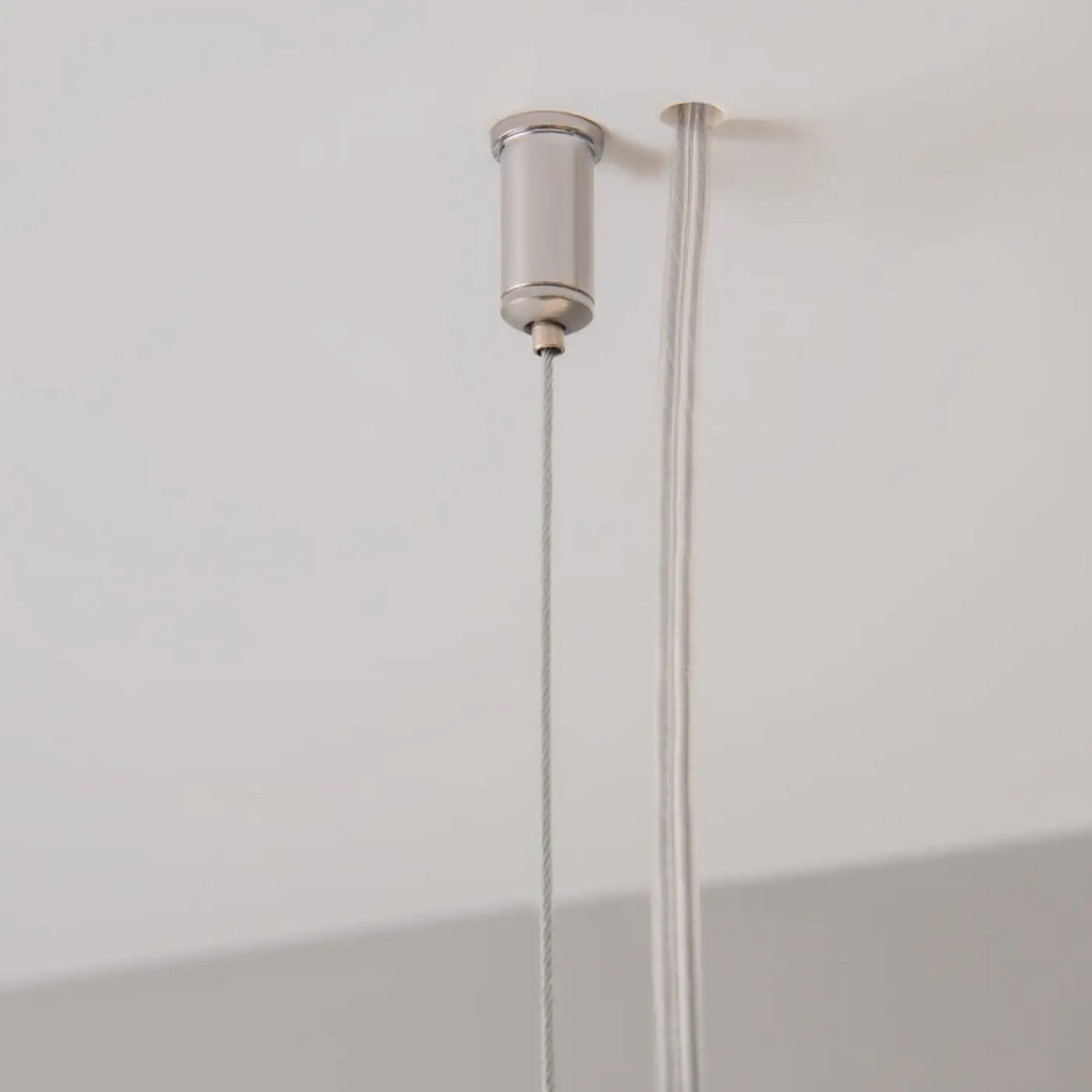 Suspension linéaire LED éclairant un bureau moderne et épuré