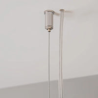 Suspension linéaire LED éclairant un bureau moderne et épuré