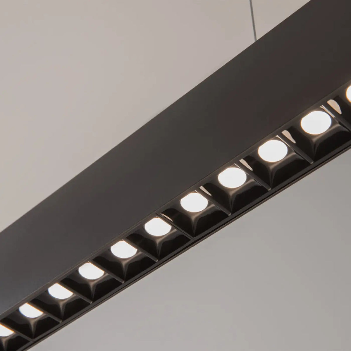 Structure en acier noir de la suspension linéaire LED Cléo