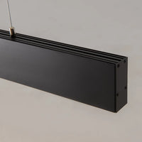 Suspension linéaire LED suspendue au-dessus d'une table à manger design