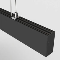 Gros plan sur les diffuseurs en verre de la suspension linéaire LED