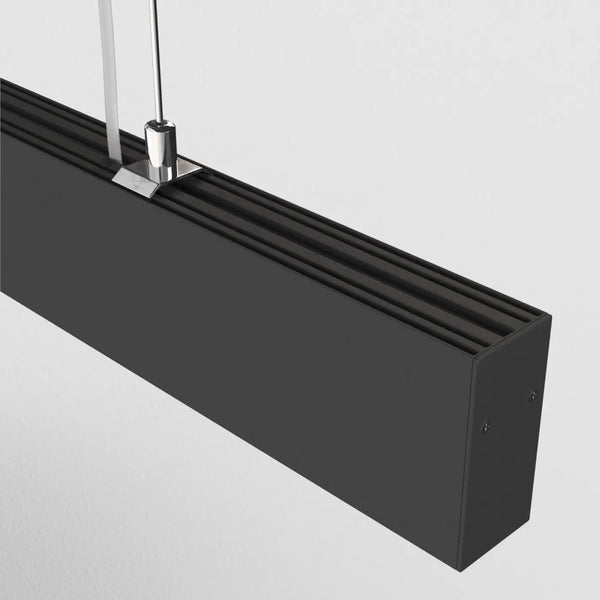Gros plan sur les diffuseurs en verre de la suspension linéaire LED