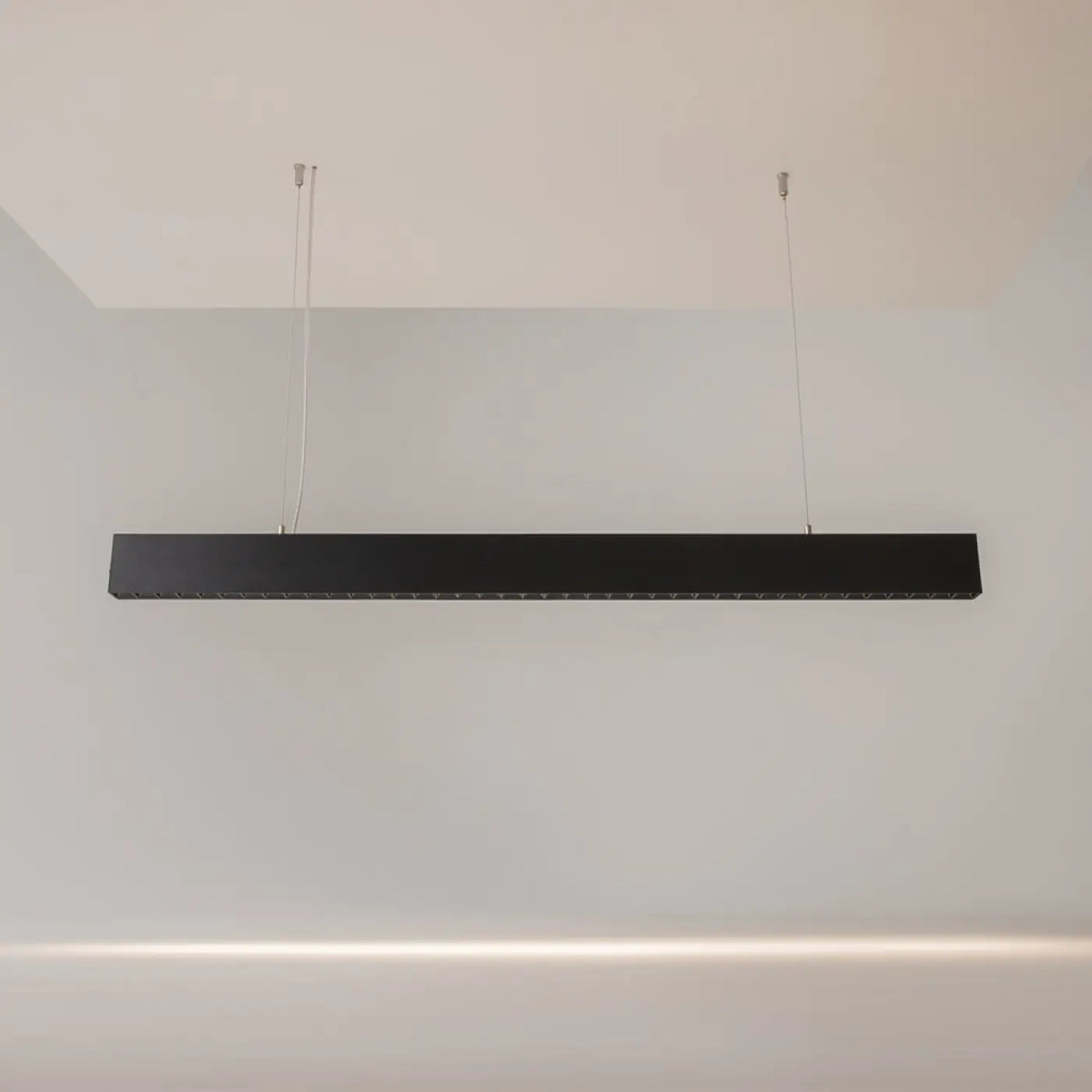 Suspension linéaire LED noire avec points lumineux au-dessus d'un îlot