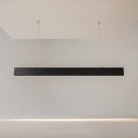 Suspension linéaire LED noire avec points lumineux au-dessus d'un îlot