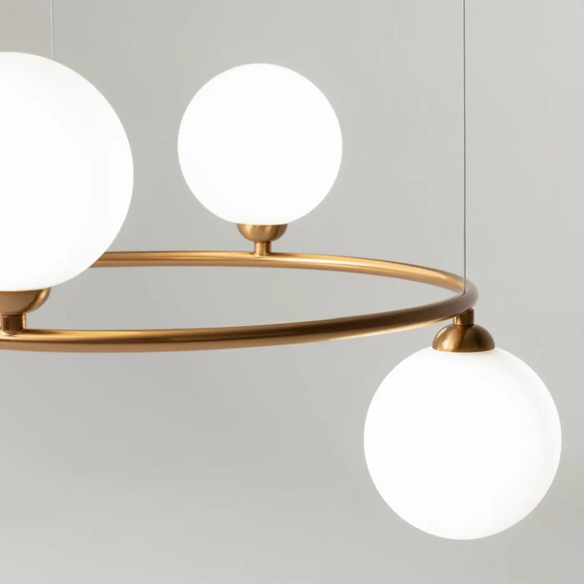 Suspension à globes dorée apportant une touche Art déco au salon, vue 17