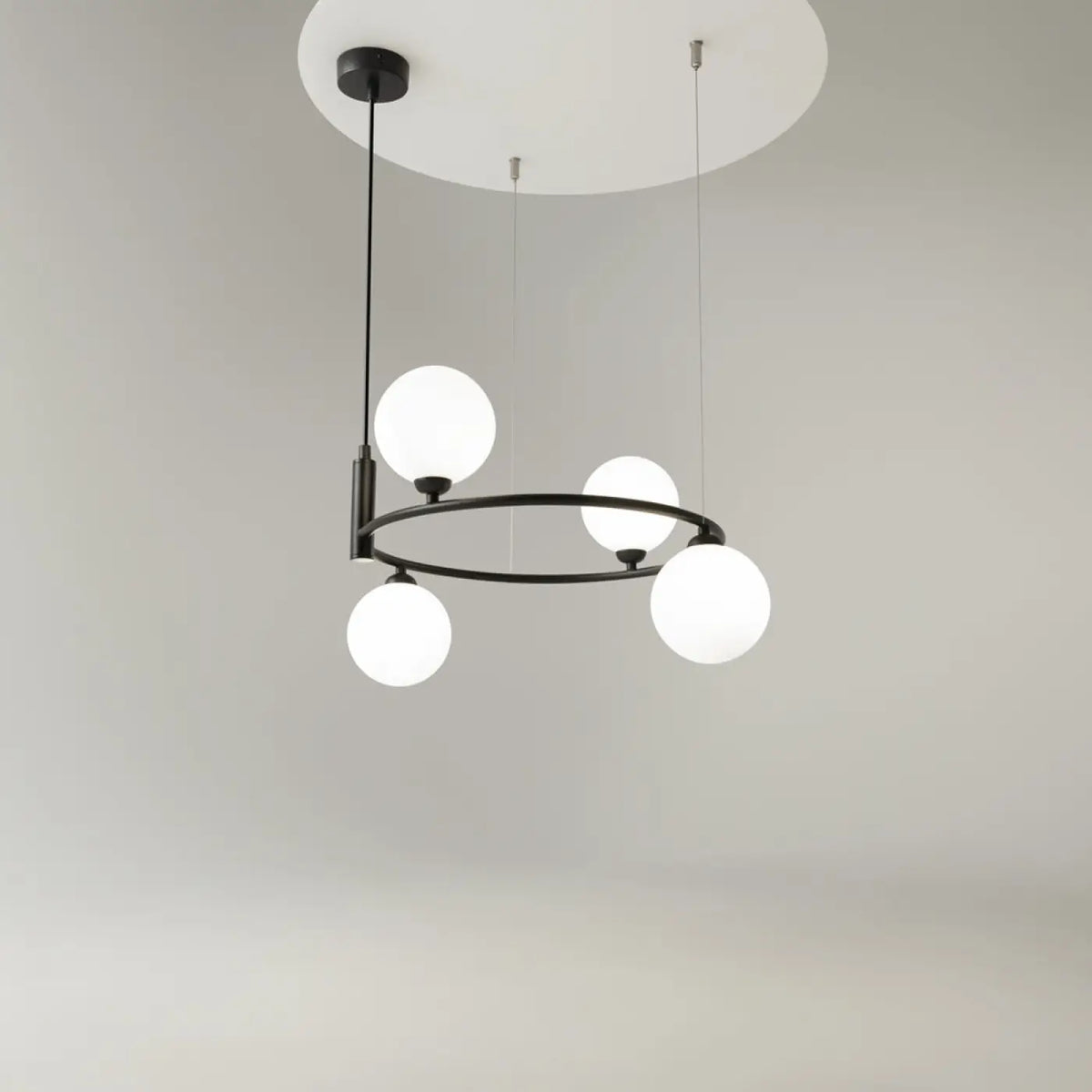 Suspension à globes dorée apportant une touche Art déco au salon