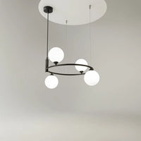Suspension à globes dorée apportant une touche Art déco au salon