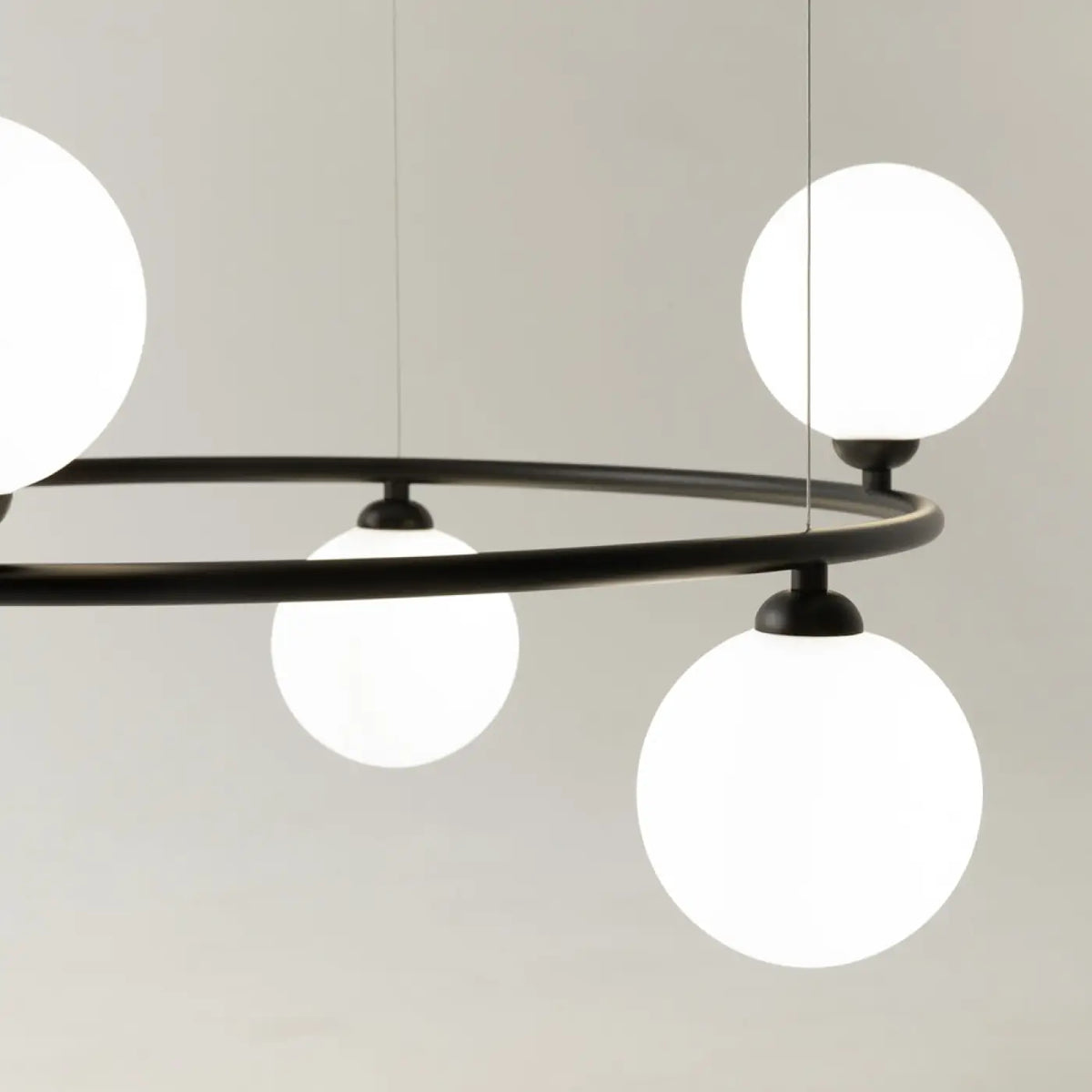 Suspension à globes dorée apportant une touche Art déco au salon, vue 11