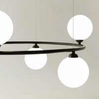 Suspension à globes dorée apportant une touche Art déco au salon, vue 11