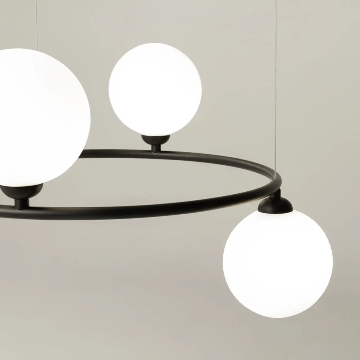 Suspension à globes en verre et cercle doré au-dessus d'une table, vue 7
