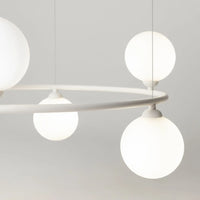 Détail des globes en verre de la suspension à globes blanche, vue 21