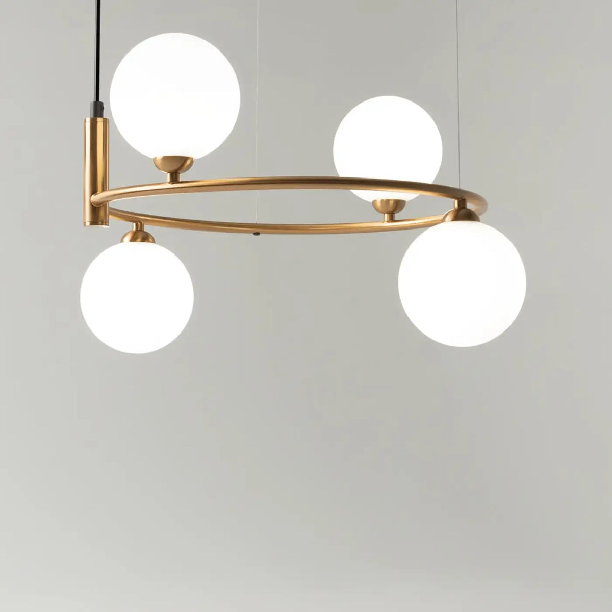 Suspension à globes en verre et cercle doré au-dessus d'une table, vue 13