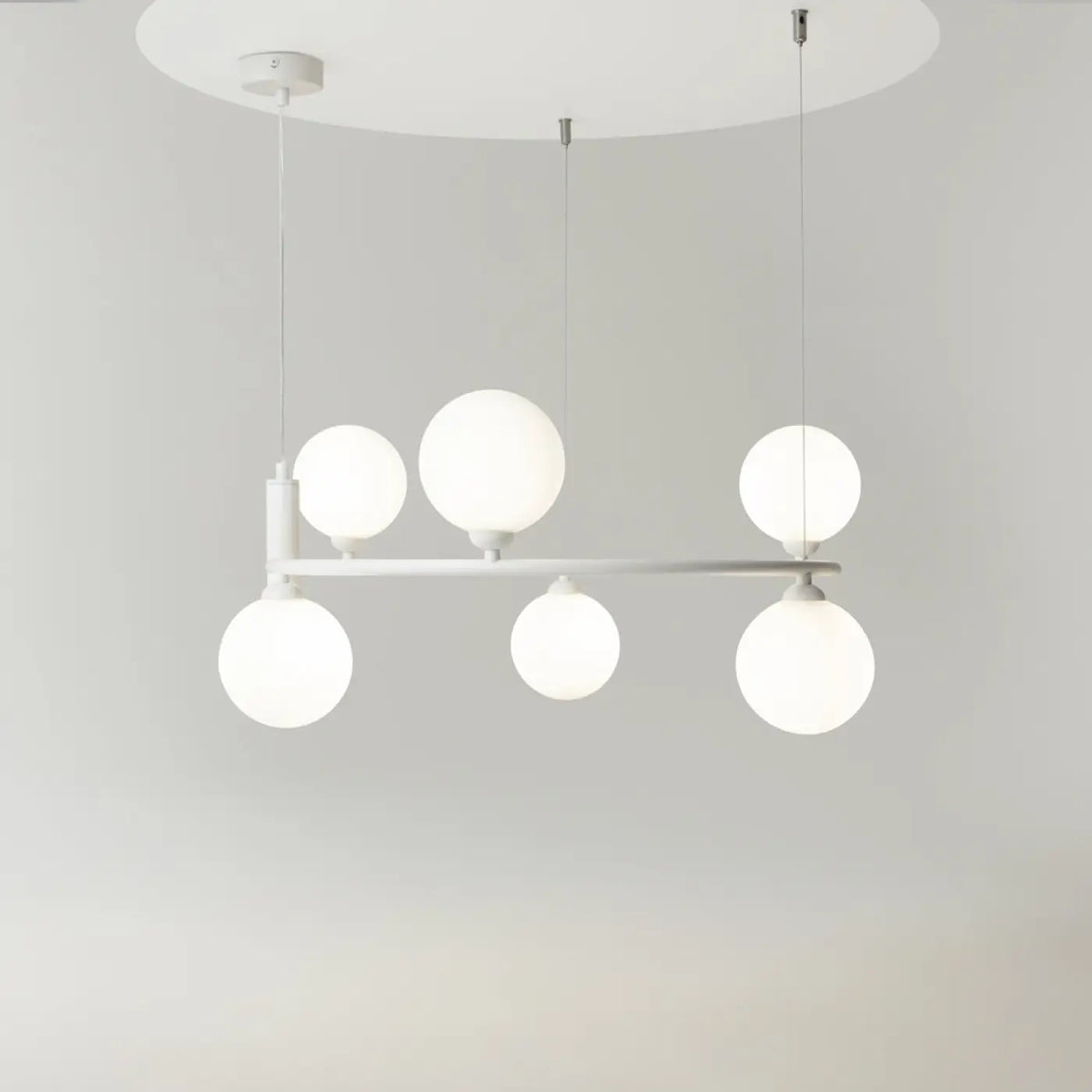 Suspension à globes noire éclairant une salle à manger conviviale, vue 20