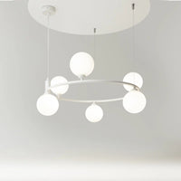 Suspension à globes en verre et cercle doré au-dessus d'une table, vue 19